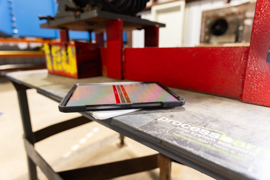 Smart lists in industrial field service - a tablet in the work place with the crewOS app open